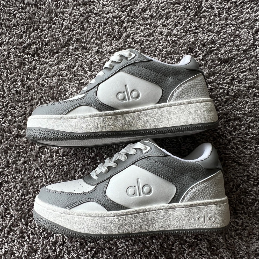 Alo Yoga  - Rocovery Mode Sneaker, White and Grey in women's 7/men's 5.5
